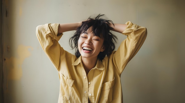 Uma mulher de camisa amarela sorrindo com as mãos na cabeça AI gerativa