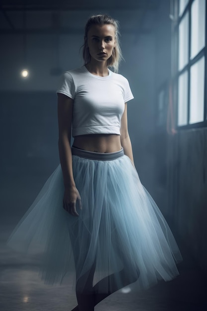 Uma mulher de camisa branca e saia azul está em um quarto escuro.