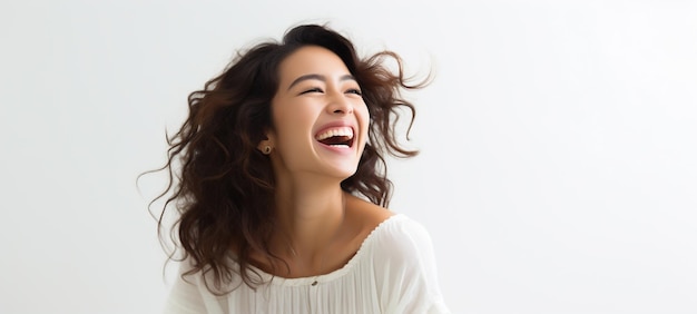 Foto uma mulher de camisa branca está rindo, sorridente e alegre em um fundo branco generative ai