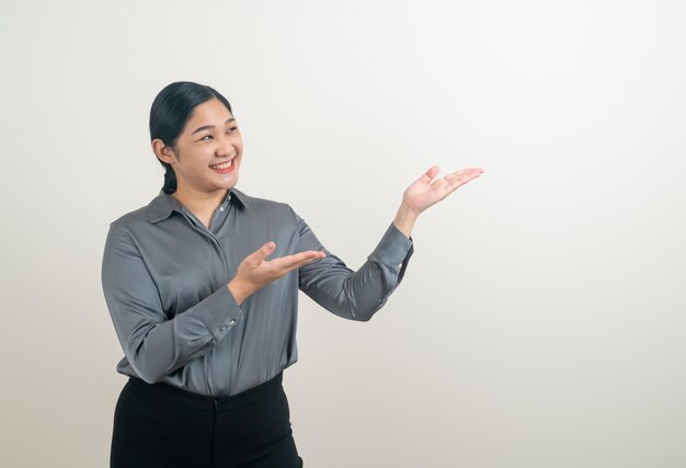 uma mulher de camisa cinzenta está fazendo uma apresentação