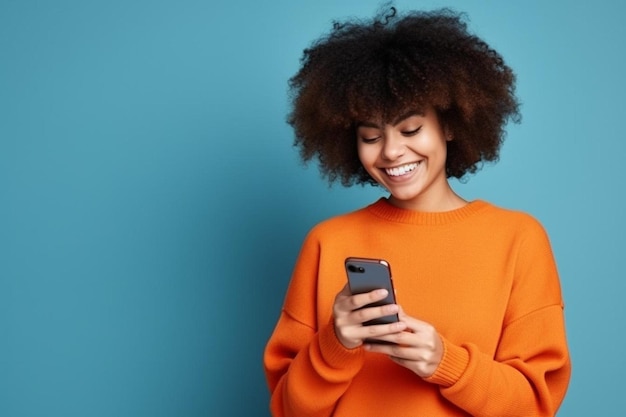 uma mulher de camisola laranja está enviando mensagens de texto em um telefone