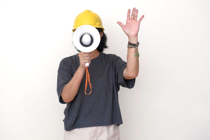 Foto uma mulher de meia-idade usando uma segurança estava falando em um megafone segurado bem na frente de seu rosto