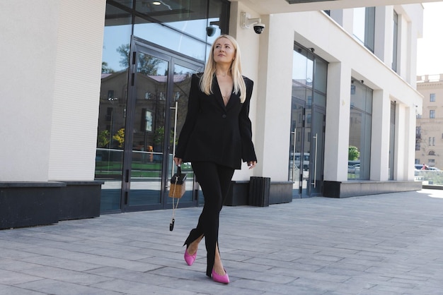 Uma mulher de negócios em um terno elegante posa na rua