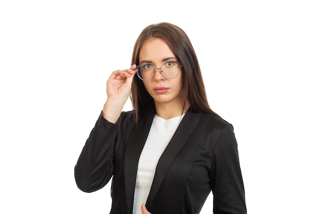 Foto uma mulher de negócios em uma jaqueta preta está segurando seus óculos no fundo branco