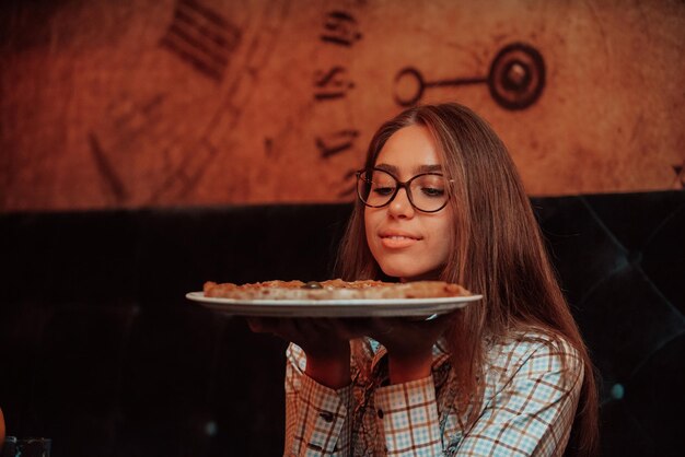 Uma mulher de negócios em uma pausa para o almoço comendo pizza em um restaurante moderno. Foco Seletivo. foto de alta qualidade