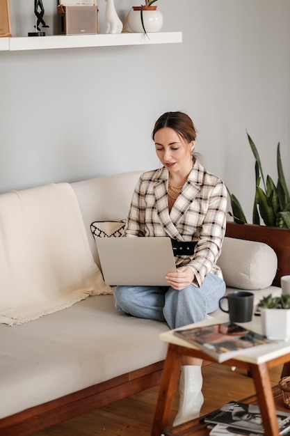 Uma mulher de negócios que tem uma vídeo chamada com um colega que trabalha on-line em casa