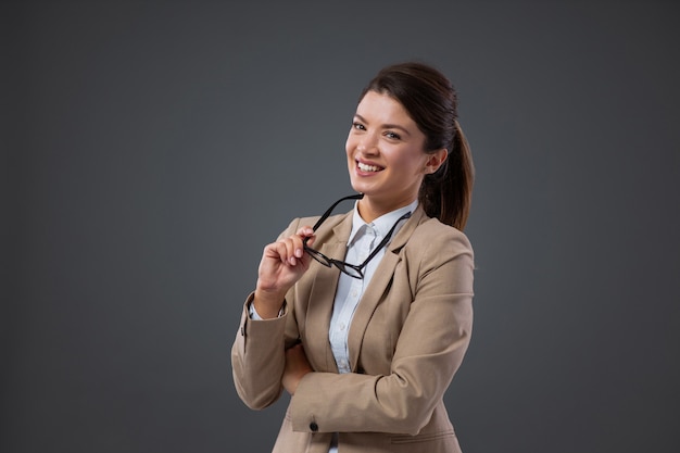 Uma mulher de óculos fazendo seu trabalho