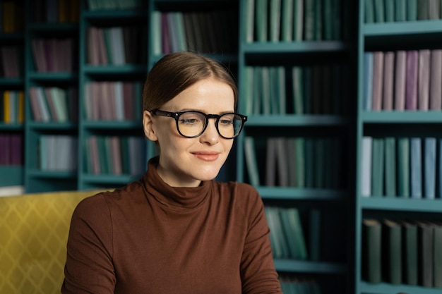 Uma mulher de óculos lê um retrato no escritório