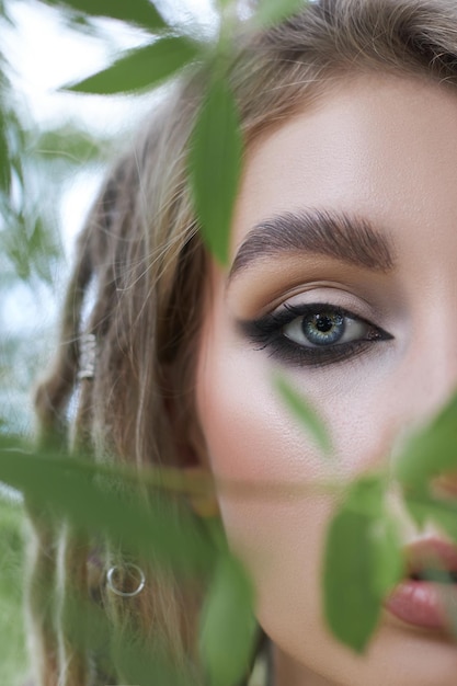 Foto uma mulher de olhos azuis olha para a câmera