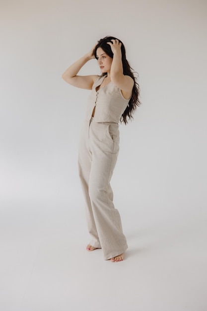 uma mulher de vestido com uma camisa que diz citações ela está vestindo uma camisa citações