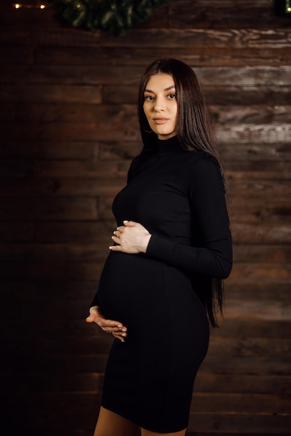 Foto uma mulher de vestido preto com cabelo longo