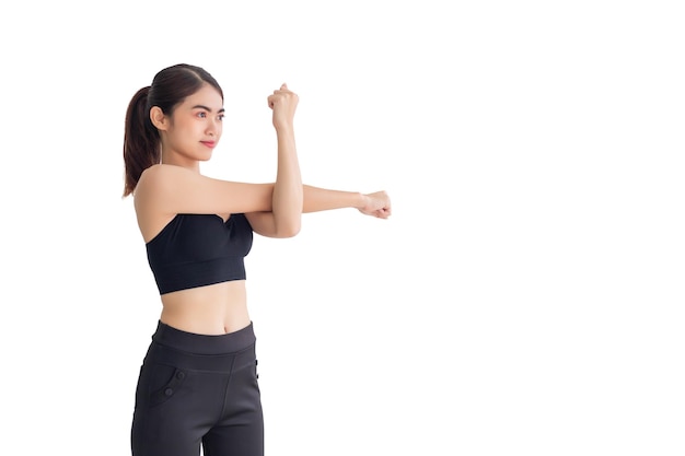 Uma mulher do sudeste asiático em roupas de treino pretas se esticando antes do exercício