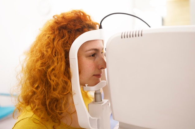 Uma mulher durante a medição da pressão ocular am em sua clínica oftalmológica