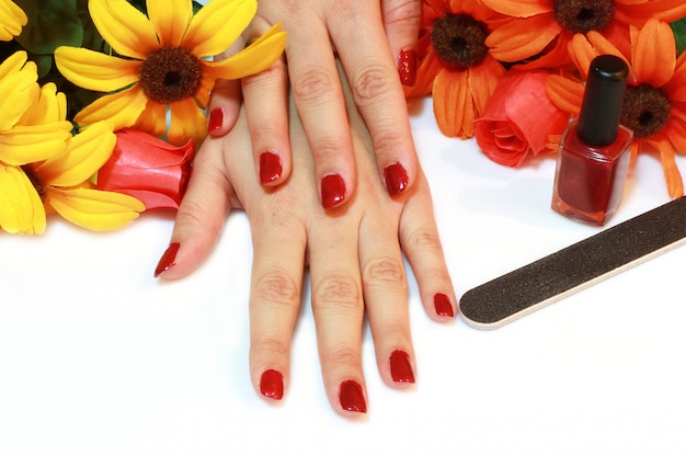 Uma mulher é manicure caseiro