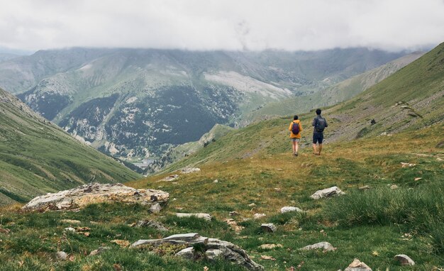 Uma mulher e um homem caminhando no topo de uma montanha. Vale de Nuria. Pico do inferno