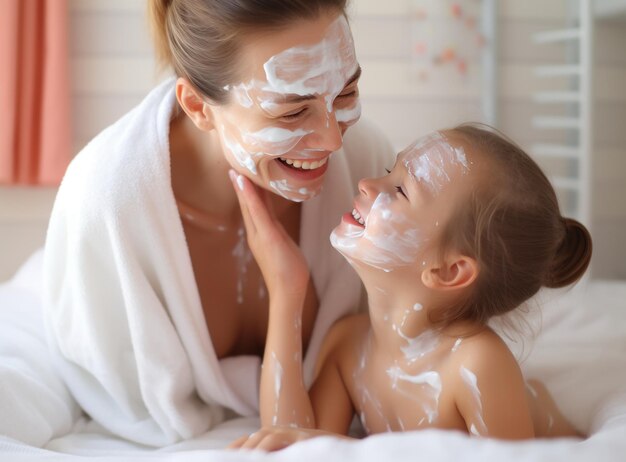 Foto uma mulher e uma filha a fazer creme facial.