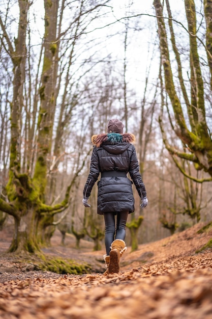 Uma mulher em pé em uma bela floresta