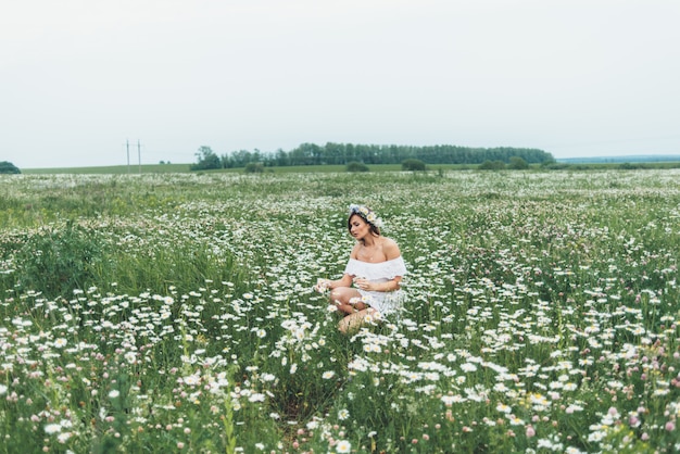 Uma mulher em um campo de chamomiles