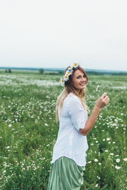 Uma mulher em um campo de chamomiles