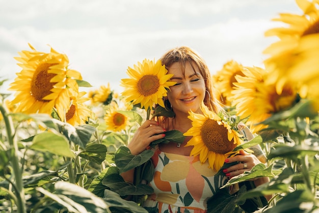 Uma mulher em um campo de girassóis