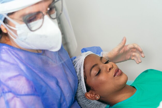 Uma mulher em um exame dentário regular