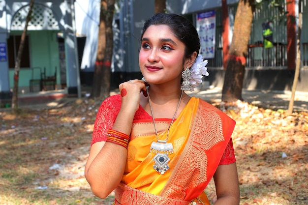 Uma mulher em um sari com um colar no pescoço
