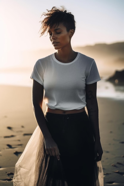 Uma mulher em um top branco senta-se em uma praia em frente ao pôr do sol.