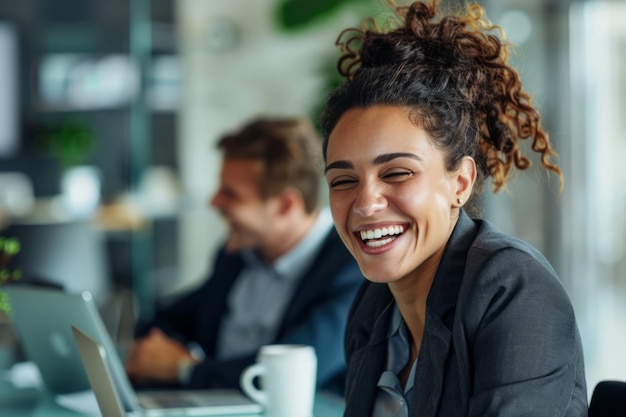 Foto uma mulher encantada em trajes profissionais sorri felizmente na sala de reuniões do escritório seu laptop aberto e pronto para o negócio