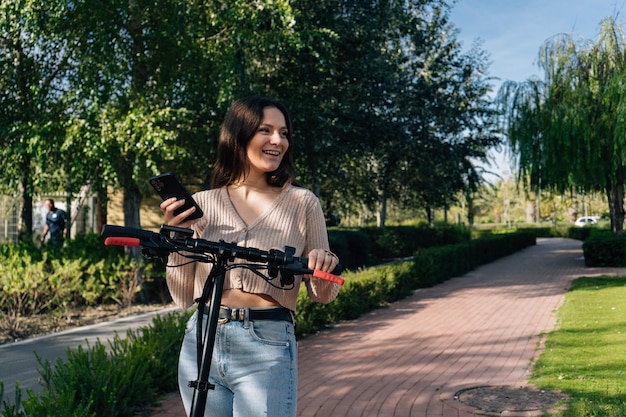 Foto uma mulher está em uma scooter com uma arma vermelha.