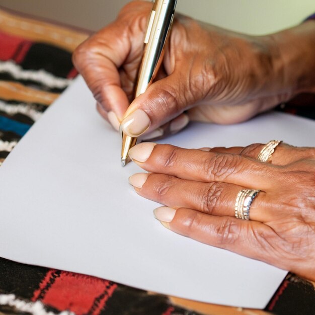 uma mulher está escrevendo em um pedaço de papel com uma caneta