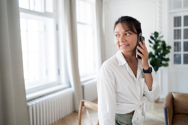 Uma mulher está falando ao telefone no escritório