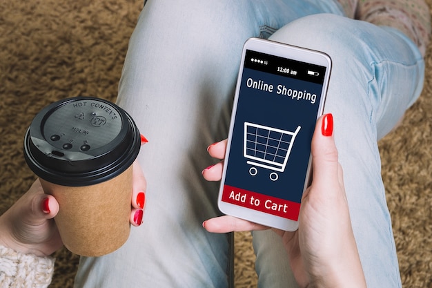 Uma mulher está fazendo compras na loja online, Ícone do carrinho de compras, Comércio eletrônico.