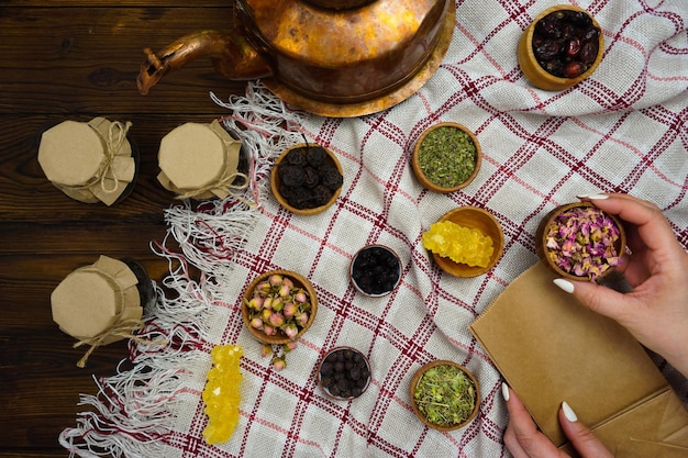 uma mulher está fazendo uma refeição em uma mesa com uma caixa de comida.