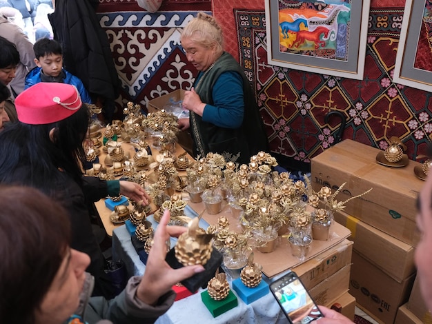 uma mulher está olhando para uma exposição de itens de ouro