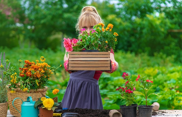 Uma mulher está plantando flores no jardim foco seletivo