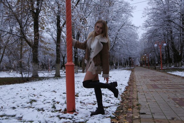 uma mulher está posando na neve com as pernas estendidas