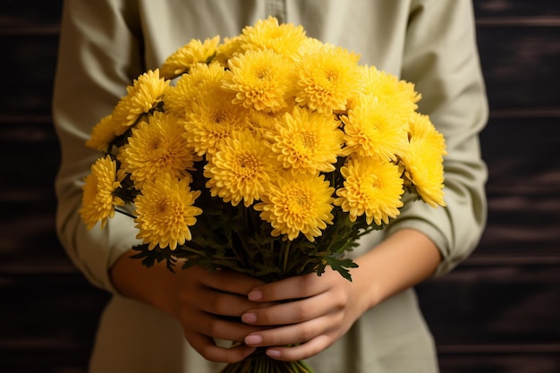 Uma mulher está segurando um buquê festivo com flores de crisátemo em suas mãos