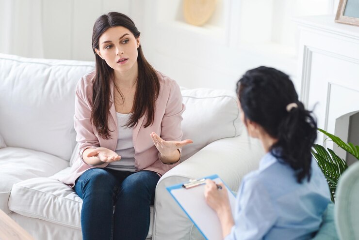 Foto uma mulher está sentada num sofá a conversar com um terapeuta. o terapeuta aparece.