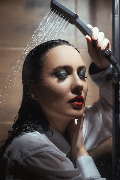 Uma mulher está tomando banho em um chuveiro com chuveiro.