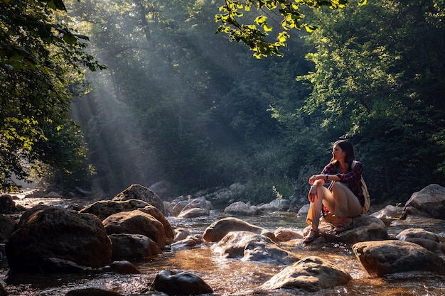 Uma mulher explora novos lugares mágicos e fantásticos ao redor do mundo