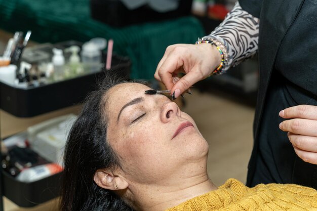 Uma mulher fazendo as sobrancelhas em um salão