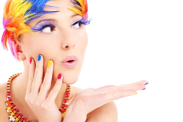 uma mulher feliz com uma maquiagem colorida posando sobre fundo branco