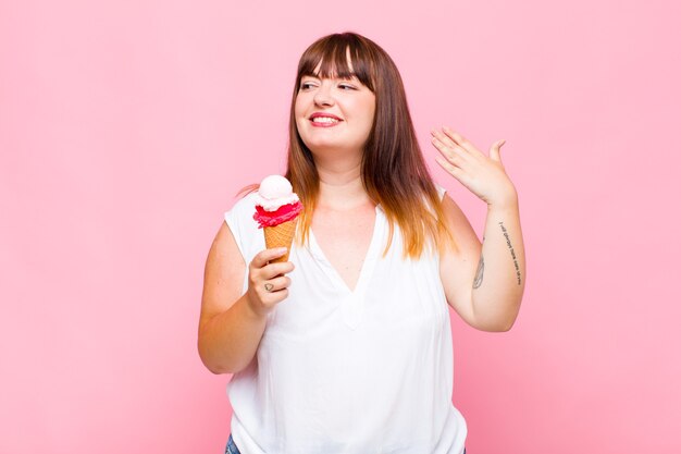 Uma mulher feliz em comer sorvete