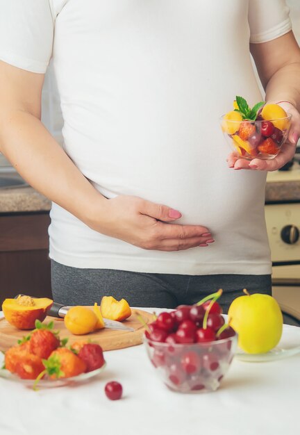 Uma mulher grávida come fruta