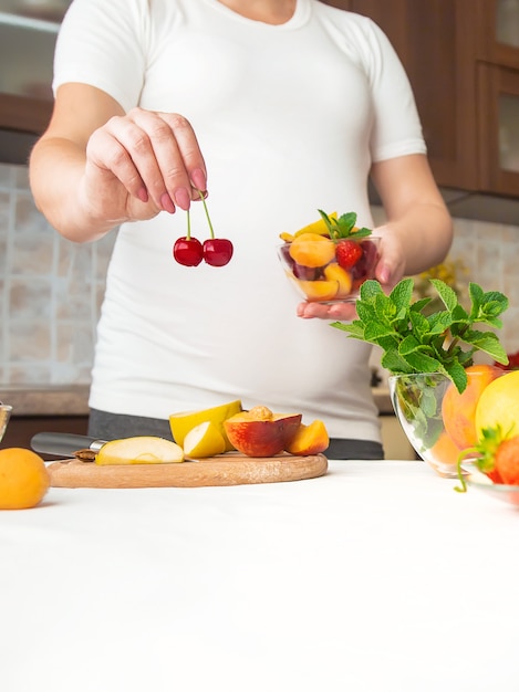 Uma mulher grávida come fruta