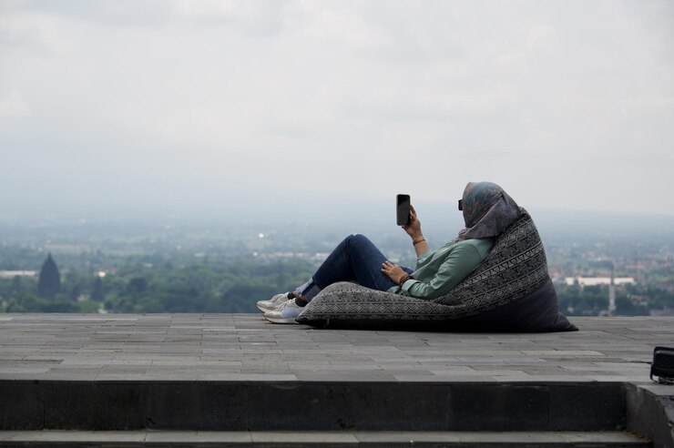 Foto uma mulher hijaber relaxando com uma vista