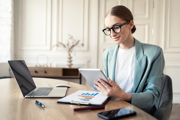 Uma mulher inteligente trabalha na empresa enquanto um economista se comunica online com os colegas