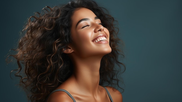 Foto uma mulher linda com cabelos encaracolados.