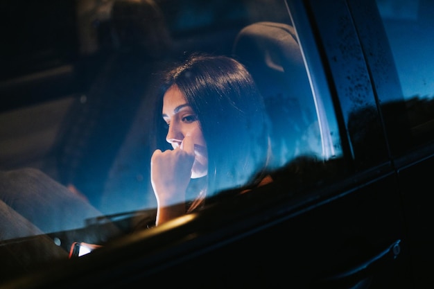 Uma mulher linda sentada no carro.