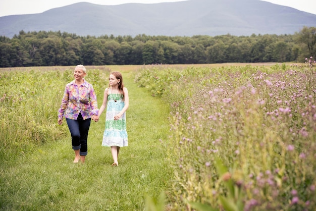 Uma mulher madura e uma jovem em um prado de flores silvestres